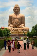 Indien. Mange turister og buddhister rejser til Bodhgaya for blandt andet at se denne store statue. 