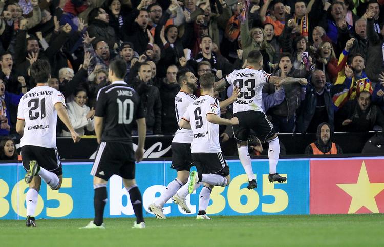 2-1. Valencias sejrsmål af Nicolas Otamendi bliver fejret. 