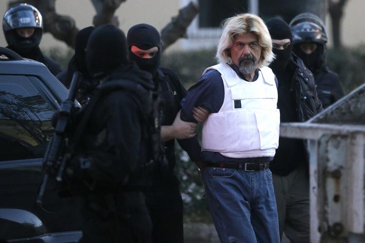 Anholdt. Christodoulos Xiros, der var medlem af en militant terrorgruppe, har været et år på flugt. Han lod sit hår gro og farvede det lyst, men politiet fandt ham alligevel og forpurrede hans planer om et angreb på et fængsel. 