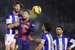 Hovedstød. Barcelonas Jordi Alba kæmper om bolden over for Real Sociedads Esteban Granero. 