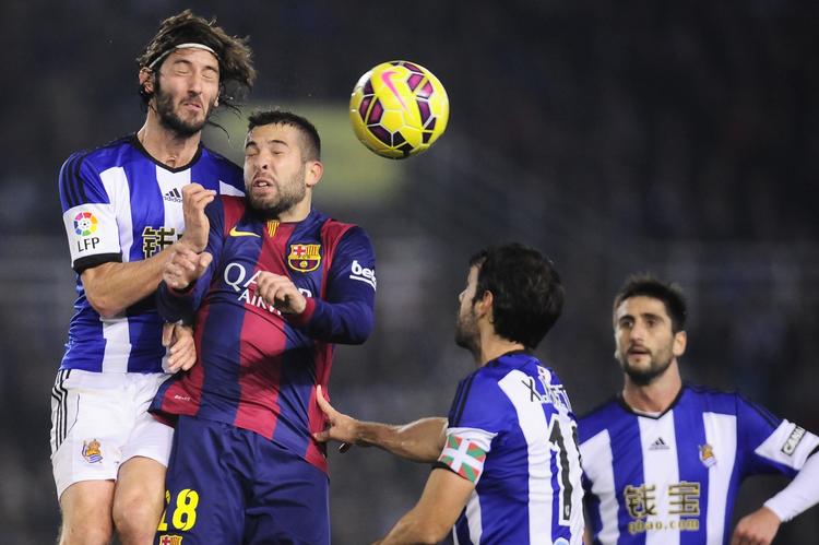 Hovedstød. Barcelonas Jordi Alba kæmper om bolden over for Real Sociedads Esteban Granero. 