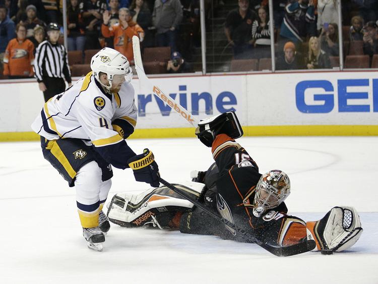 straffeslag. Frederik Andersen leverer en pragtredning i straffeslagskonkurrencen i kampen mod Nashville Predators. 