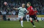 skadet. Manchester Uniteds Luke Shaw (th) i nærkamp med Yeovil Towns Simon Gillett under pokalkampen søndag. 
