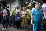Krise. Indbyggere i Venezuelas hovedstad, Caracas, ses stå i kø til et supermarked. Den lave oliepris har ramt landet hårdt. 