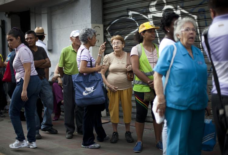 Krise. Indbyggere i Venezuelas hovedstad, Caracas, ses stå i kø til et supermarked. Den lave oliepris har ramt landet hårdt. 