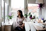 Intuitivt. Når Karen Henriksen træder ind i et rum med en døende, fornemmer hun en særlig stemning. Selv om mennesket i sengen ofte ikke kan tale eller se, kan det føle meget, mærker hun. 