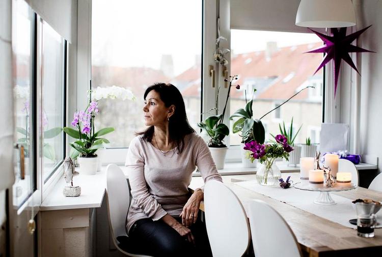Intuitivt. Når Karen Henriksen træder ind i et rum med en døende, fornemmer hun en særlig stemning. Selv om mennesket i sengen ofte ikke kan tale eller se, kan det føle meget, mærker hun. 