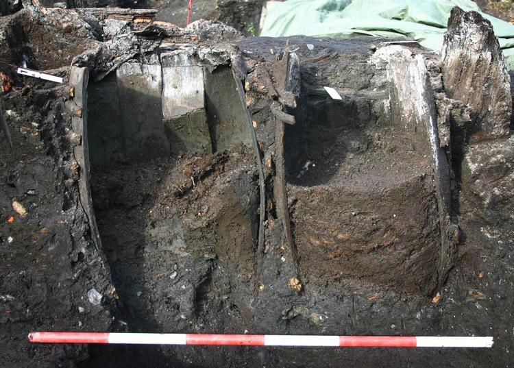 Lort. En dendro- kronologisk analyse af det træ, som latrintønderne er lavet af, viser, at det kommer fra Kolobrzeg i Polen, og at det henholdsvis er fældet i årene 1348-1352 og 1346-1358. Lorten er fra omkring 1360’erne. Foto: Odense Bys Museer 