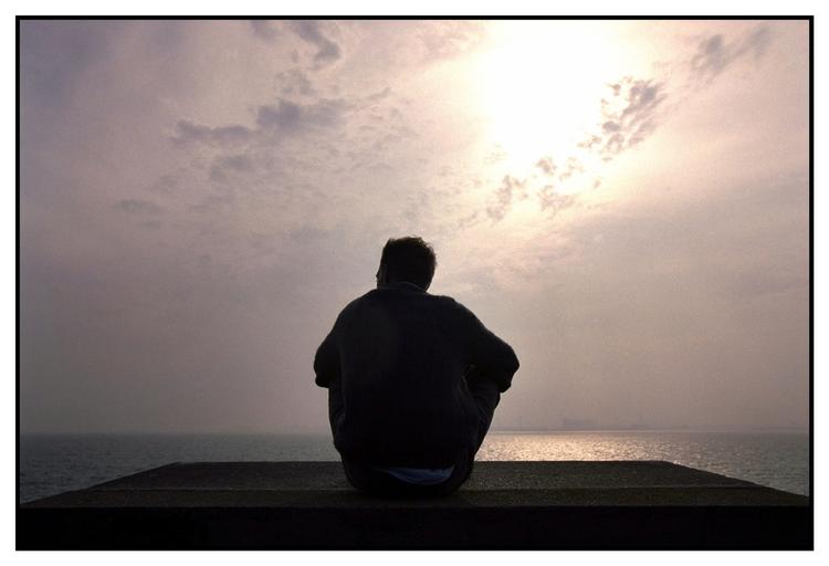 selvmordstruet. Drenge og unge mænd med selvmordstanker beder ikke om hjælp. Fire gange så mange unge mænd som kvinder begik i 2012 selvmord. 