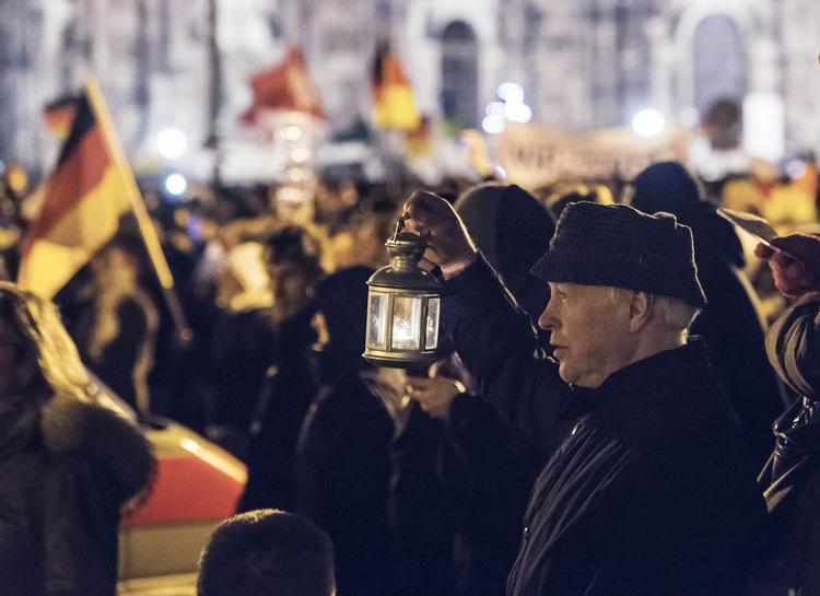 Demonstrationer. Op mod 17.000 demonstrerede mod 'islamiseringen af Europa' i den tyske by Dresden. Nu har organisationen bag kaldt til demonstration igen. (arkiv) 