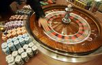 STORGAMBLERE Når kasinogamblere smider chatoner på bordet på fx. roulette på Danske Spils online kasino, bliver de af den statejede virksomhed kun anset som en storgambler, hvis de omsætter for knap 2.5 millioner kroner i kvartalet. Danske Spil vil nu se på grænsen. 