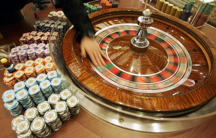STORGAMBLERE Når kasinogamblere smider chatoner på bordet på fx. roulette på Danske Spils online kasino, bliver de af den statejede virksomhed kun anset som en storgambler, hvis de omsætter for knap 2.5 millioner kroner i kvartalet. Danske Spil vil nu se på grænsen. 