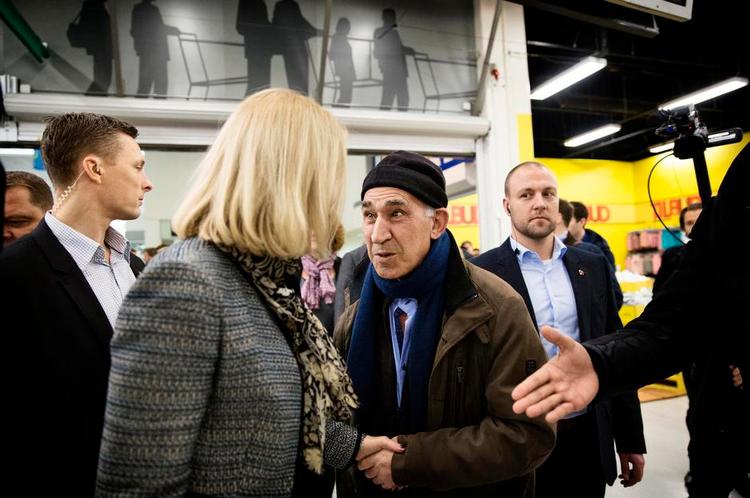 Hjemmebane. Statsministeren arbejdede selv si Bilka i Ishøj som teenager. I går besøgte hun sin gamle arbejdsplads. 