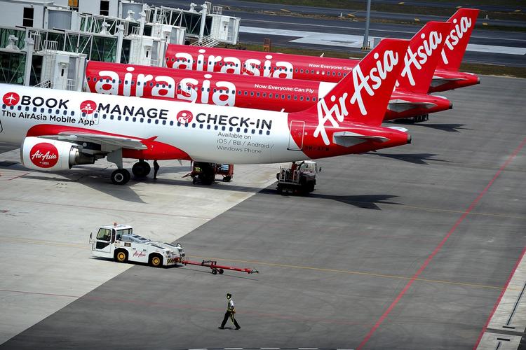 Uheldsramt. Det var sandsynligvis is i flymotorerne, der fik et fly fra lavprisselskabet AirAsia til at styrte ned i havet ud for Borneo for en uge siden. I weekenden fik et andet af selskabets fly problemer før start. 