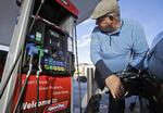 billigt. De faldende oliepriser boner også ud i markant faldende benzinpriser i USA, hvor en galon - cirka 3,8 liter - kan fås for under to dollar, hvilket svarer til 12,50 kroner. 