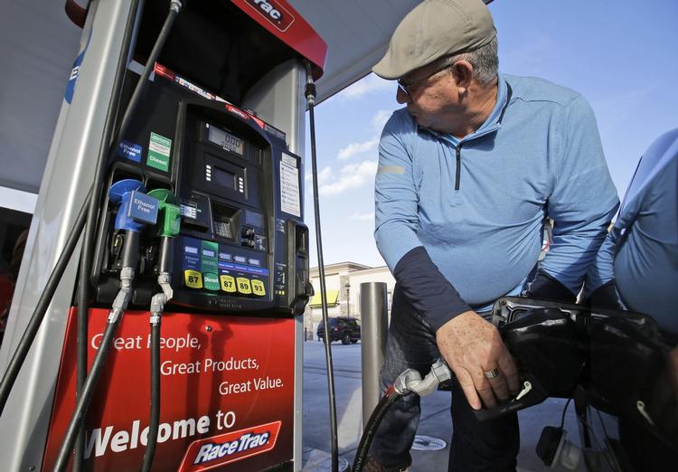 billigt. De faldende oliepriser boner også ud i markant faldende benzinpriser i USA, hvor en galon - cirka 3,8 liter - kan fås for under to dollar, hvilket svarer til 12,50 kroner. 
