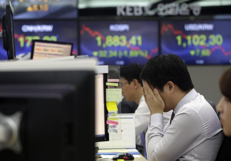 nedtur. En sydkoreansk aktiehandler må konstatere, at også aktiekurserne på hans børs falder. Børsen i Sydkorea faldt således med 1,74 procent. 