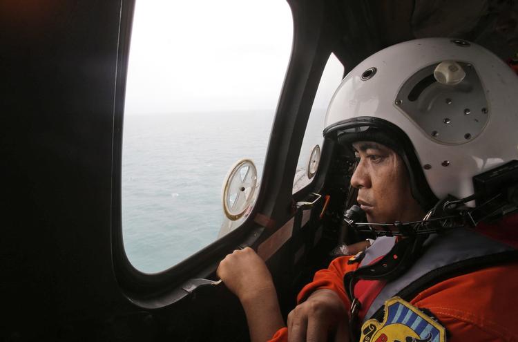 Eftersøgning. Vejret er stilnet af over Javahavet og gør det nemmere at bjærge de mange lig fra AirAsia flystyrtet. 