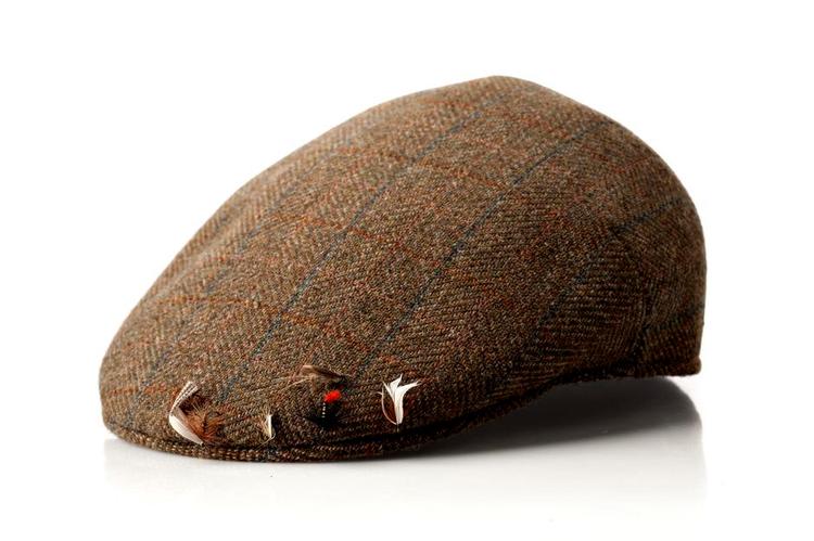 Kasket. Denne fætter hedder en sixpence på dansk - men det er noget, vi selv har opfundet. Englænderne kalder den en cloth cap. 