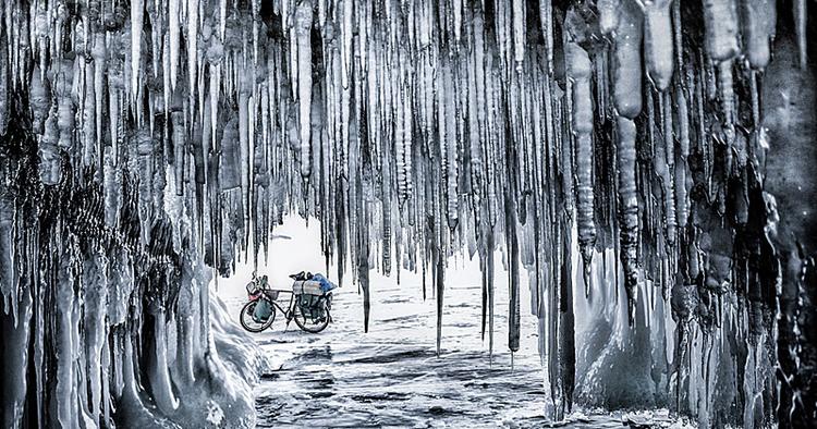 Klik. Polske Jakub Rybicki fik hæder for bedste enkeltbillede i kategorien 'Jord, Luft, Ild, Vand' ved årets Travel Photographer of the Year-konkurrence. Billedet er taget på en 800 kilometer lang cykeltur ved Baikal-søen i Rusland. 