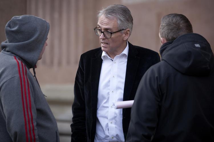 Samtale. Henrik Stagetorn, som er en af forsvarsadvokaterne i den store hashsag, taler med nogle af tilhørerne efter dommen. 