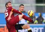 Duel. Âlex Geijo har næsten fat i Daniele De Rossis bagdel i kampen om bolden. Udinese-spiller kæmpede dog forgæves. 