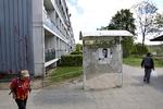 Enklave. Er man indvandret til Danmark og skal finde et job, kan det være en fordel at bo i samme område som andre indvandrere af samme oprindelse som en selv. Landsmænd er nemlig gode til at hjælpe hinanden i job, viser undersøgelser. At området er socialt belastet ødelægger ikke chancerne. 