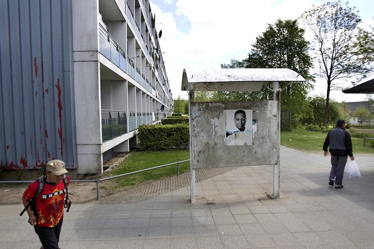 Enklave. Er man indvandret til Danmark og skal finde et job, kan det være en fordel at bo i samme område som andre indvandrere af samme oprindelse som en selv. Landsmænd er nemlig gode til at hjælpe hinanden i job, viser undersøgelser. At området er socialt belastet ødelægger ikke chancerne. 