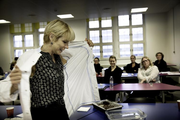 Tromlet. Katrine Kirk følte sig tromlet af lægerne, da hun for nogle år siden fik konstateret en alvorlig kræft. I dag underviser hun i at være patient. 