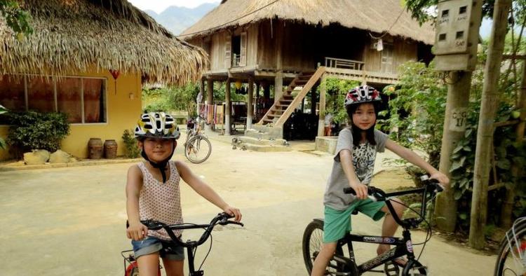 Vietnam. I Mai Chau dalen kører man gennem små landsbyer. 
