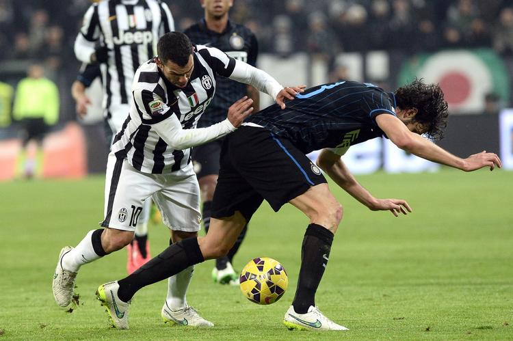Duel. Juventus' Carlos Tevez kæmper om bolden med Inters Andrea Ranocchia. 