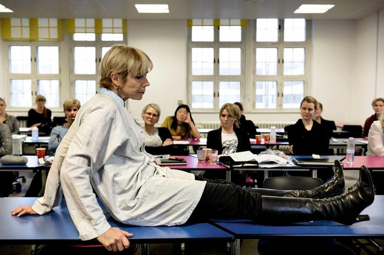 Læring. Katrine Kirk har sammen med en kollega et konsulentfirma, der underviser og rådgiver om patienters erfaring i et sygdomsforløb. Her viser Katrine Kirk, hvordan det er at være patient. 