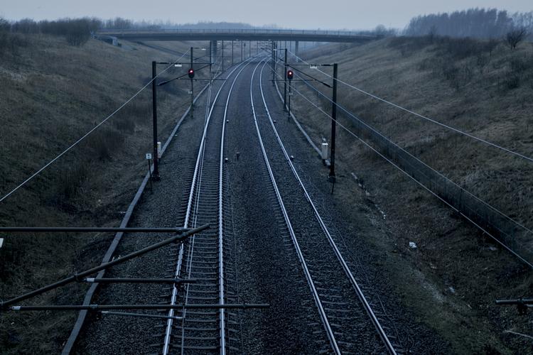 Stille. Togene har holdt stille her til morgen efter en personpåkørsel, hvor en er dræbt og en anden kvæstet. 