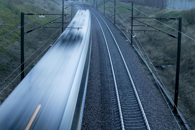 Fart. Togene til Amager og lufthavnen har holdt stille efter en dødsulykke men kører nu igen. 