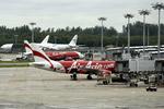 Flykrig. Flyselskaberne kæmper om passagerernes gunst - og parametret, de kæmper på, er prisen. Indonesiens regering vil nu inføre en regel om prisen på de laveste flybilletter på en afgang. Det skal hindre brud på sikkerheden. 