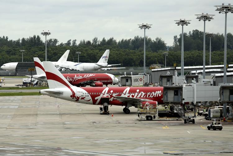 Flykrig. Flyselskaberne kæmper om passagerernes gunst - og parametret, de kæmper på, er prisen. Indonesiens regering vil nu inføre en regel om prisen på de laveste flybilletter på en afgang. Det skal hindre brud på sikkerheden. 