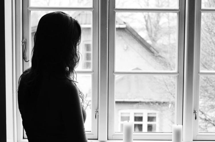 Personligt. Line er 21 år og opvokset hos sin mor, som var narkoman. Hun blev anbragt som 13-årig og kom ud i et hashmisbrug. »Jeg ved ikke hvorfor, psykologen syntes, at det var en god idé jeg fik et dyr. Det var sikkert noget med tryghed. Jeg blev aldrig træt af marsvinet, jeg klistrede mig til det de næste fem år«. Foto fra bogen: Ib Hagner, Mediekompagniet. 