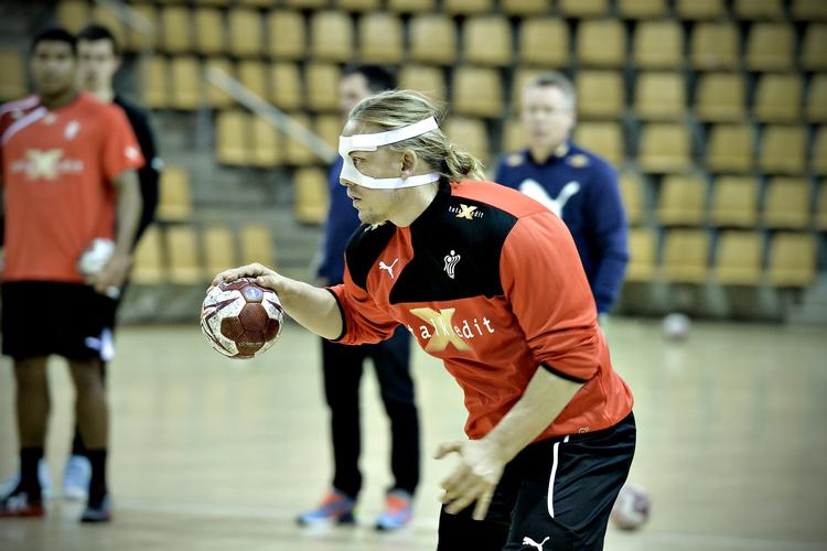 Maskeforbud. Morten Olsen må ikke spille med maske ved VM – og kan derfor ikke yde det optimale. 