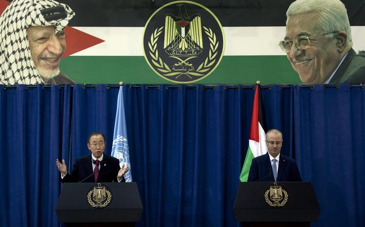 Straffedomstol. FN's generalsekretær, Ban Ki-moon (tv) siger, at palæstinenserne kommer med i ICC fra 1. april. 