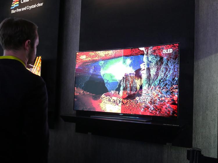 KVALITETSKRIG. Bliver det Samsung eller LG, der løber med æren for at have bragt fremtidens tv-teknologi ud til folket? LG satser på OLED, som man kan se en repræsentation af til højre i billedet på skærmen. 