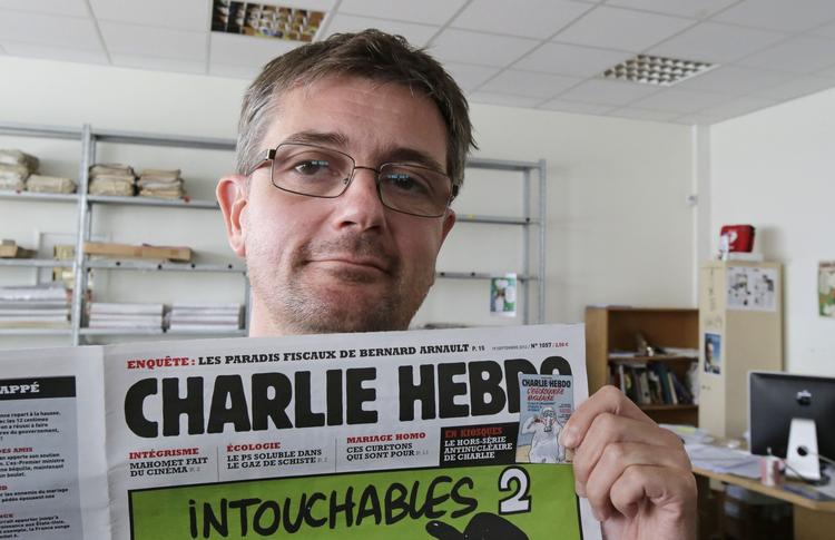 Frankrig. Udgiveren af Charlie Hebdo, bladtegneren Stéphane Charbonnier, der går under navnet 'Charb', viser i 2012 en udgave af det satiriske magasin. 