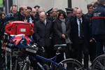 Chok. Frankrigs indenrigsminister Bernard Cazeneuve (i midten tv) og borgmester i Paris Anne Hidal ankommer til det franske ugeblad Charlie Hebdo, der i dag var genstand for et blodigt terrorangreb. 