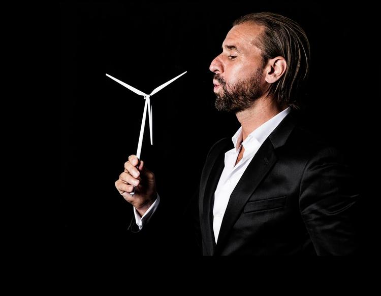 vingefang. Morten Albæk har været ansat i Vestas siden 2009. I dag er han Chief Marketing Officer og medlem af Vestas’ 8 mand store koncern ledelse. 