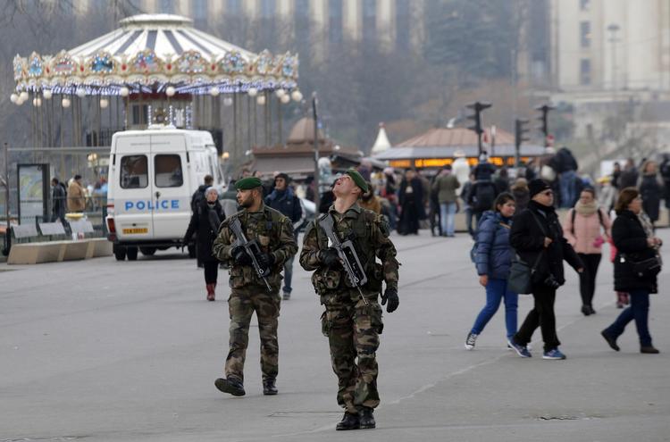 TERROR. I Paris gader fortæller flere øjenvidner til en række nyhedsbureauer, at sikkerheden er skærpet i byen og uniformerede betjente og militær patruljerer i gaderne. 