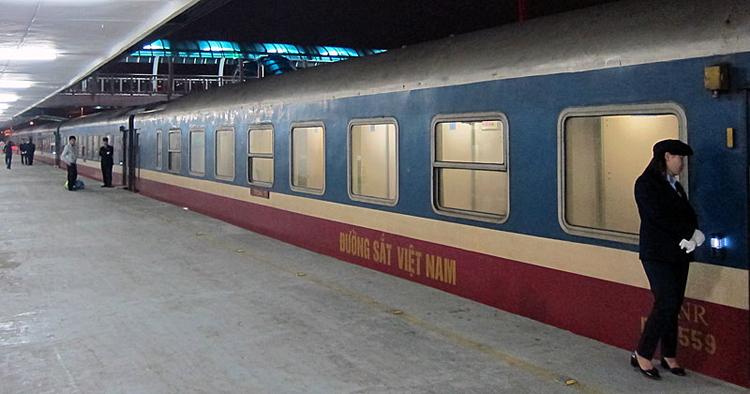 Transport. Togforbindelsen mellem Hanoi i nord og Ho Chi Minh City i syd er ofte benyttet af lokale såvel som turister. 