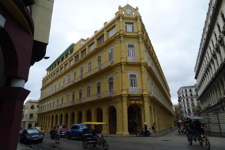 Centralt. Smukt ser det ud, men Hotel Plaza, der ligger midt i Havana, kunne godt trænge til en kærlig hånd indvendig. 