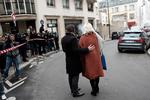 Sørgende og presse foran den bygning, hvor satirebladet Charlige Hebdo i dag var udsat for attentat. 