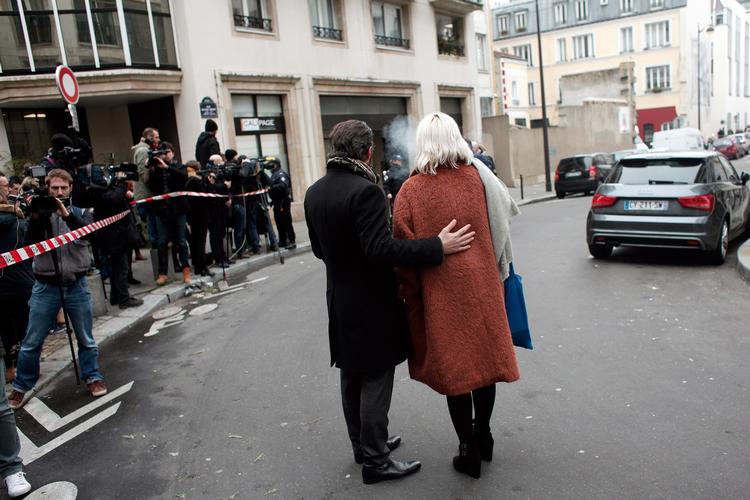 Sørgende og presse foran den bygning, hvor satirebladet Charlige Hebdo i dag var udsat for attentat. 