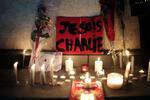 Støtte. Mindelys og skilte med støtteordene Je Suis Charlie (Jeg er Charlie) efter en massakre på det satiriske tidsskrift Charlie Hebdo. 