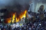 Optrapning. Protesterne mod profettegningerne blev trappet op med afbrændingen af Danmarks og Norges ambassader i Damaskus, Syrien, 4. februar 2006. 